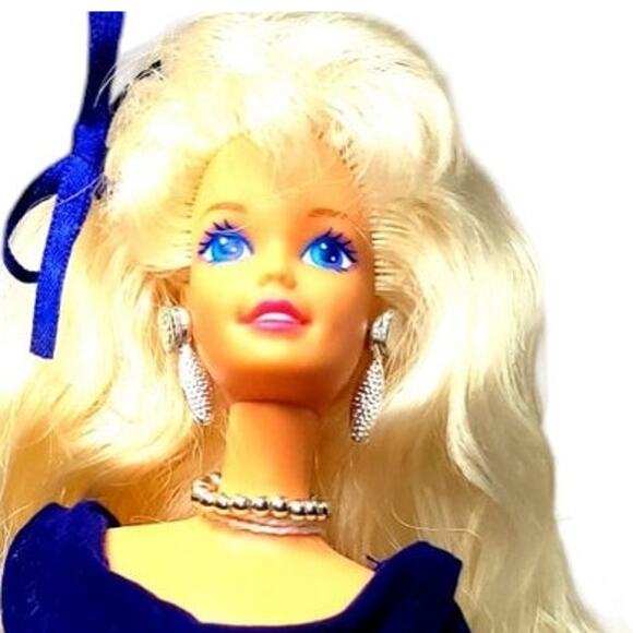 1995 Vintage Avon Winter Velvet Barbie - Picture 2 of 8